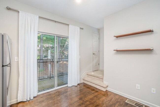 Building Photo - 2 bdrm, 2.5 bath Town Home steps away from...