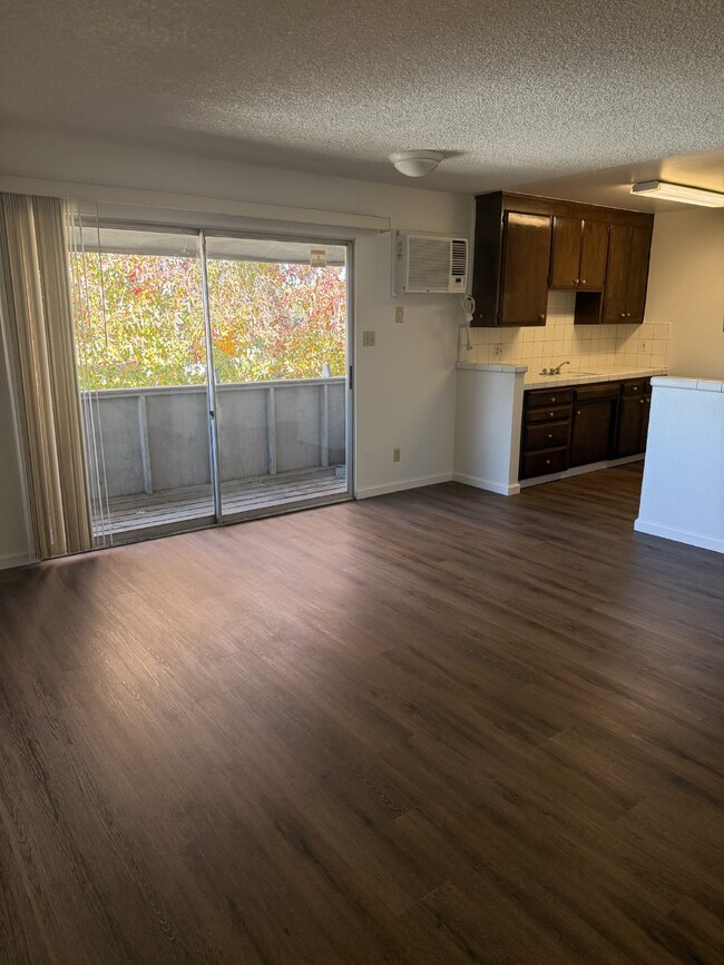 Building Photo - Refreshed 2 Bed, 1 Bath Tracy Apartment