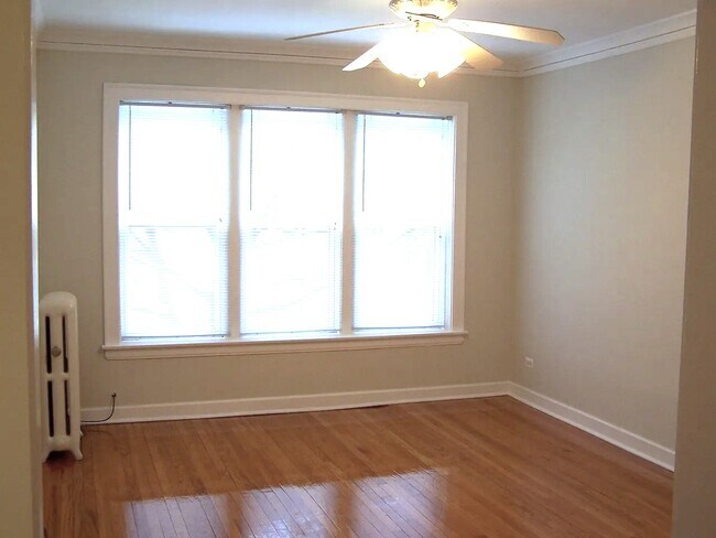 Living Room - 1911 W Winnemac Ave