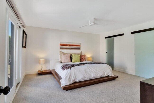 Building Photo - 48720 Santa Ursula St