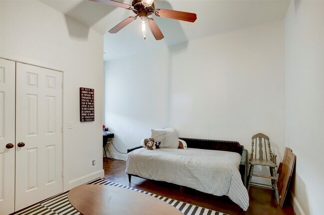 Building Photo - 513 E 11th St