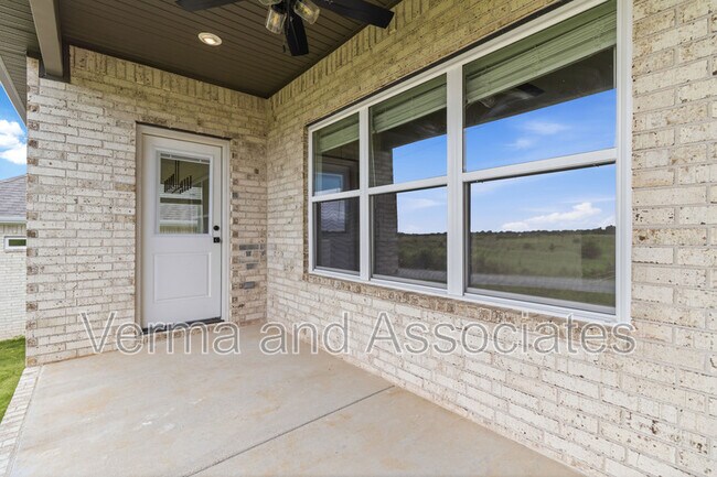 Building Photo - 920 Trestle Ln