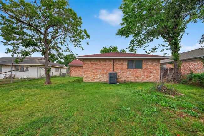 Building Photo - 17106 Sunshine St