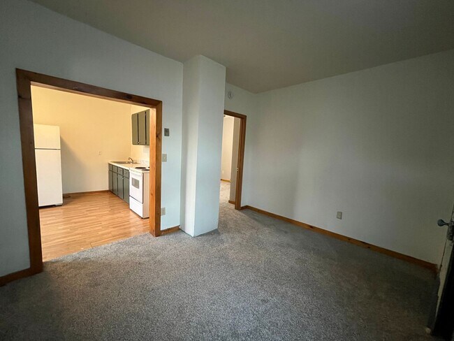 Building Photo - 5 S 63rd Ave W