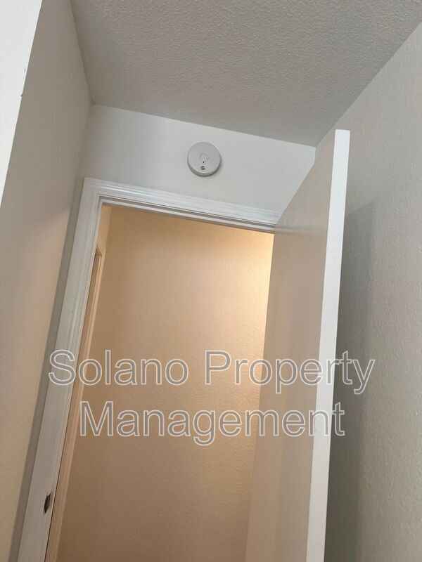 Building Photo - 142 Hillview Dr