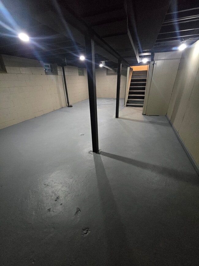 Building Photo - 16522 Murray Hill St