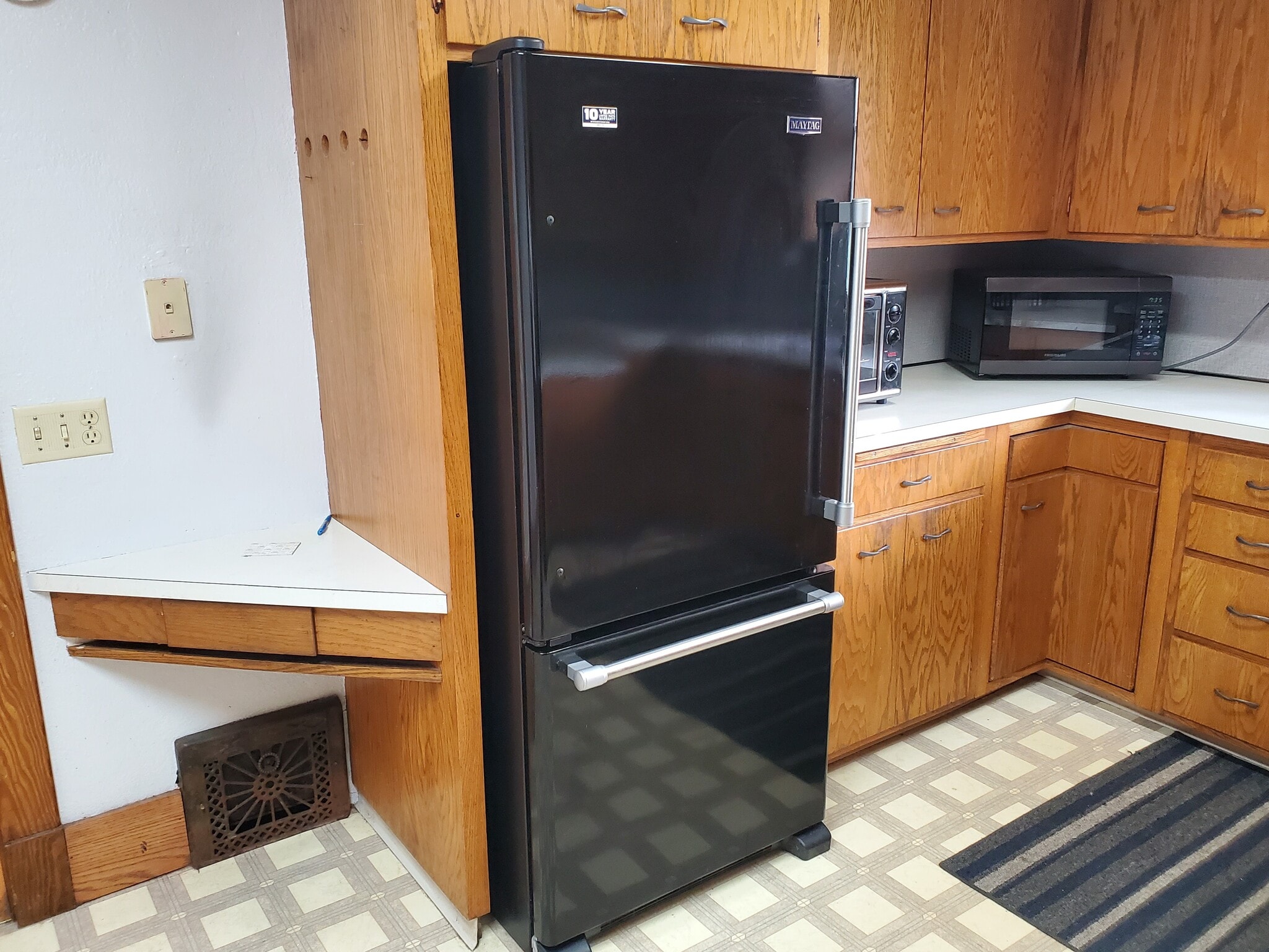 Building Photo - 502 E 1st St S