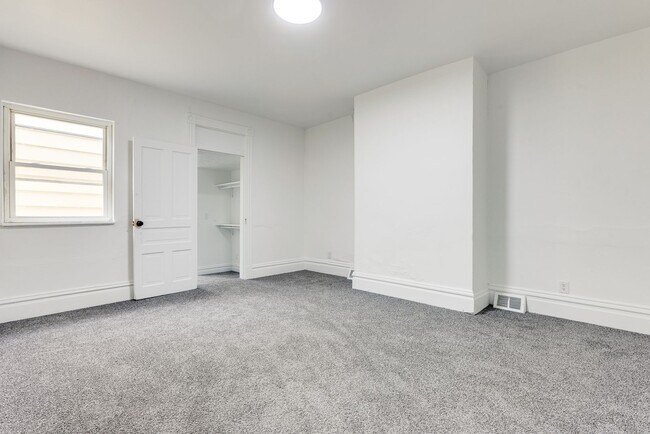 Building Photo - Fully Renovated 3BR/2BA Gem in the Heart o...