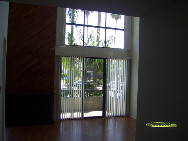 Building Photo - 1007 S Catalina Ave