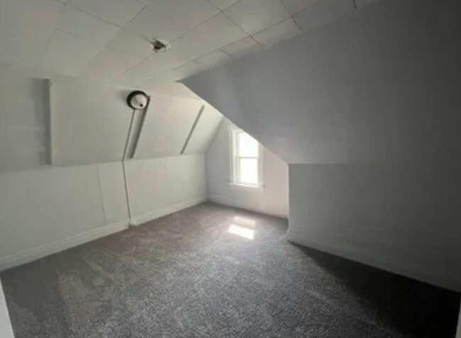 Building Photo - 407 Main St