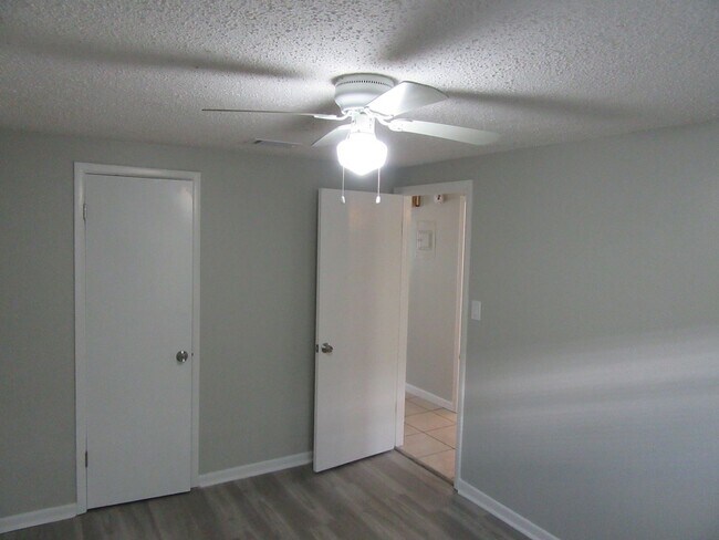 Building Photo - 6427 Sunset Ave