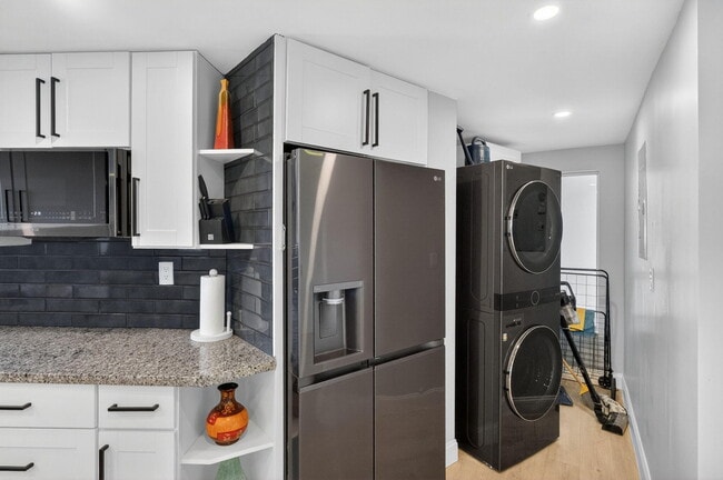 Building Photo - 8125 Crespi Blvd