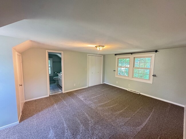 Building Photo - 3 Bedroom in Alger Heights!