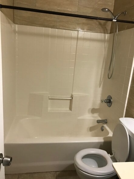 Building Photo - 713 Cooper Ln