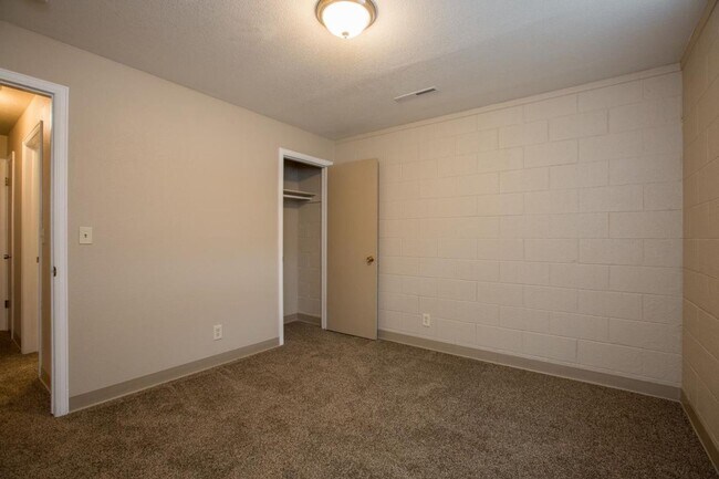 Building Photo - Students Welcome! Great Location!