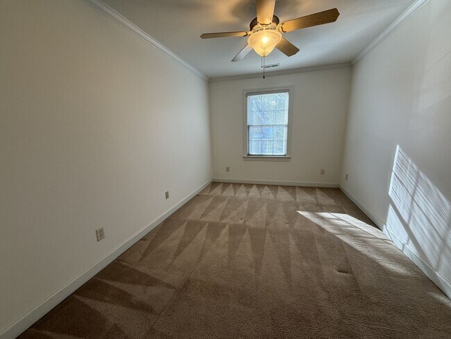 Building Photo - Immaculate End-Unit Townhome in Port Warwick