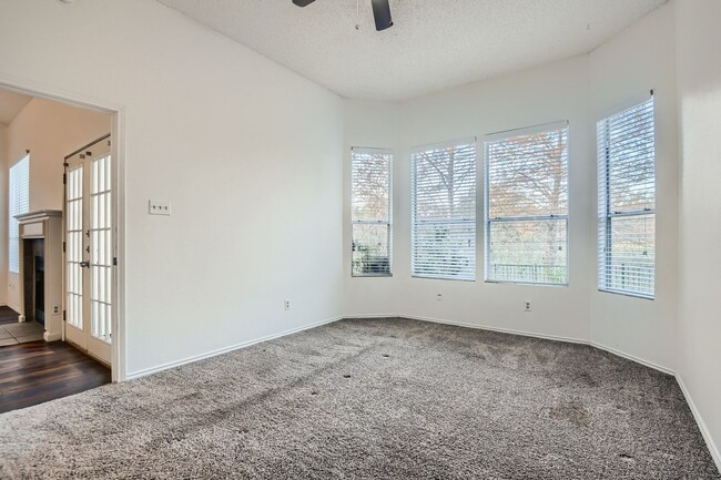 Building Photo - Beautiful 3/2 on Greenbelt (Inquire for Av...