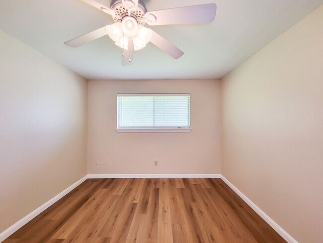 Building Photo - NICE 3 BEDROOM 2 BATH LEASE HOME IN SPRING...