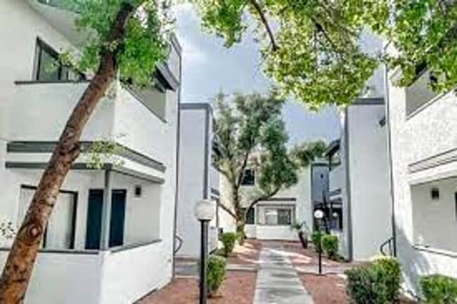 Building Photo - 2 Bed 2 Bath, Updated Apartment