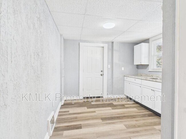 Building Photo - 903 Donald Ave