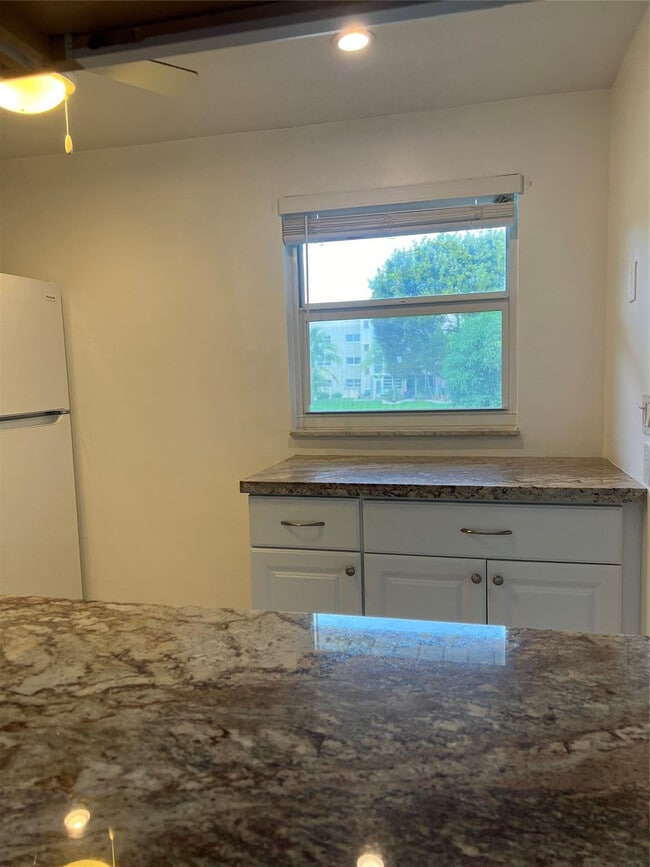 Building Photo - 2615 NE 3rd Ct