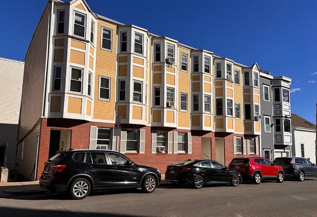 Building Photo - 206 H St