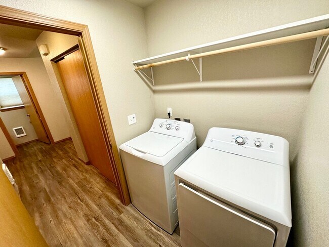 Building Photo - Updated Townhouse in Ellenbsurg