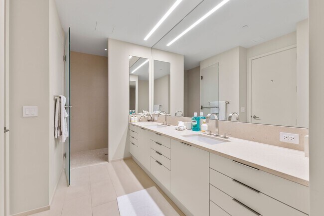 Building Photo - Park Lane 5305 - 3BR w/Swimming Pool and Yard!