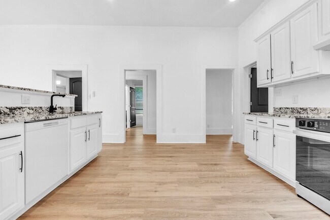 Building Photo - 1721 Nelson Ave