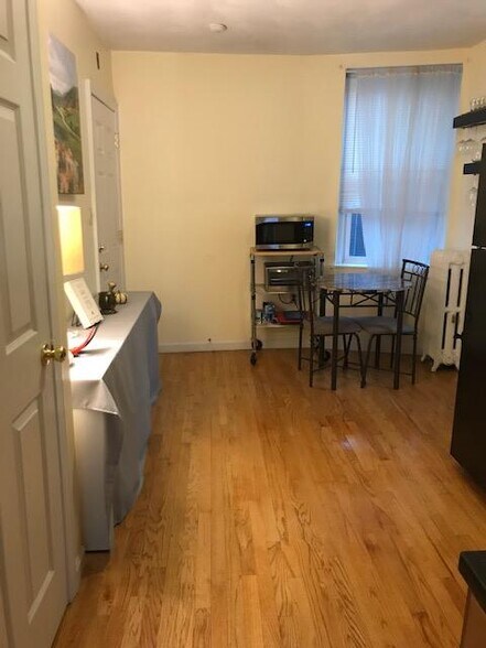 Building Photo - 71 Joy St