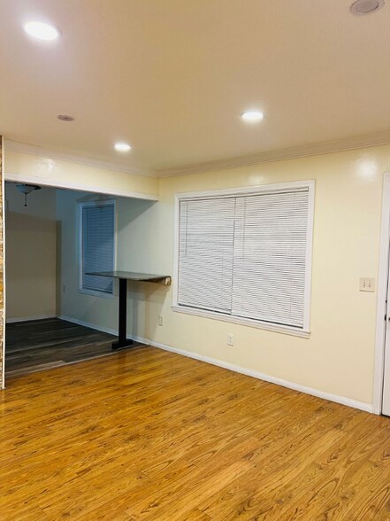 Building Photo - 722 W Hollyvale St