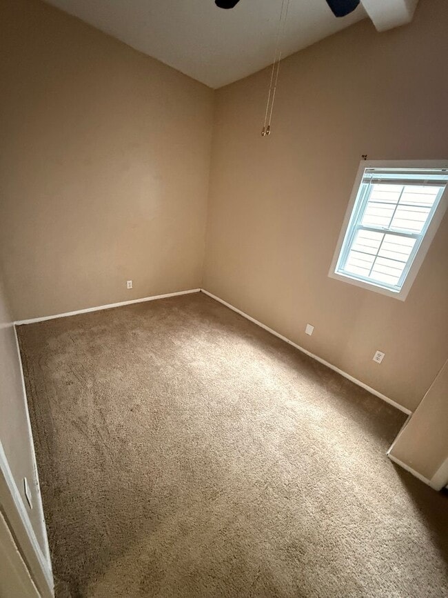 Building Photo - 2 bedroom duplex in the highlands!