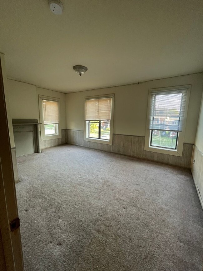 Building Photo - 194 E 14th Ave