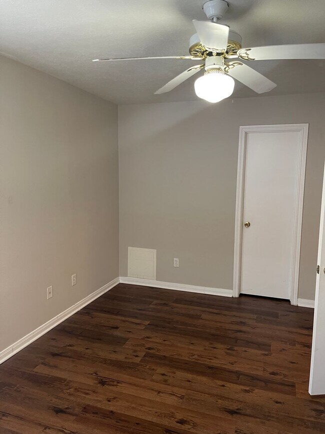 Building Photo - College Station - 4 bedroom - 4 bath - Fenced in yard / Home in Steeplechase Neighborhood.