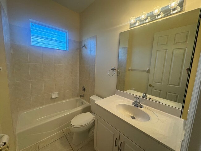 Building Photo - 401 SW 33rd Ave