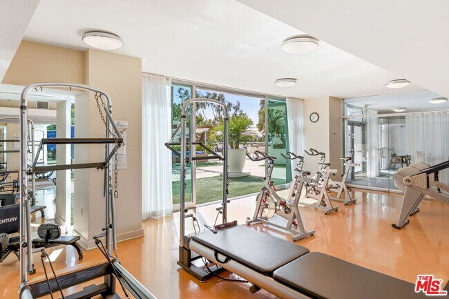 Building Photo - 13700 Marina Pointe Dr