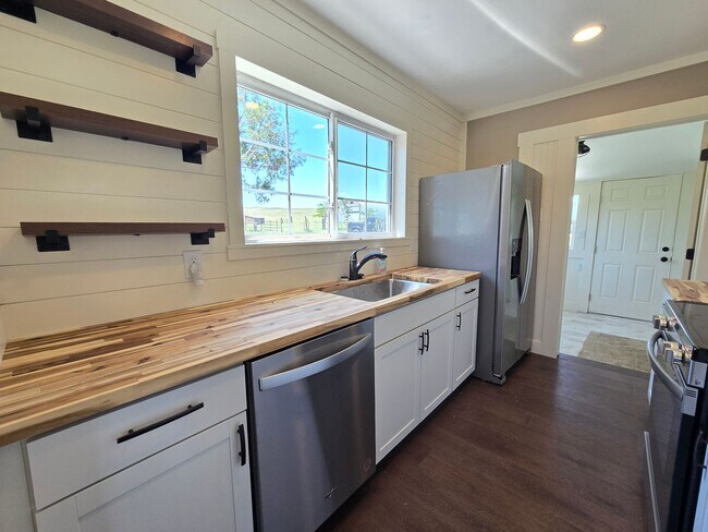 Building Photo - 2 Bedroom Ranch home- HORSES ALLOWED