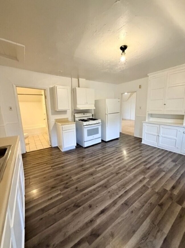 Building Photo - 611 N Broadway