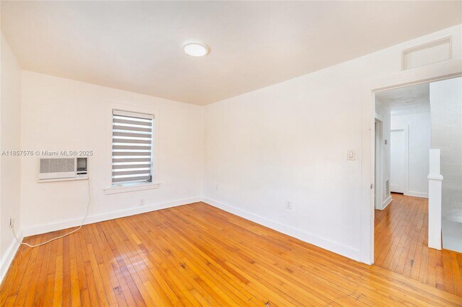 Building Photo - 2368 SW 26th St