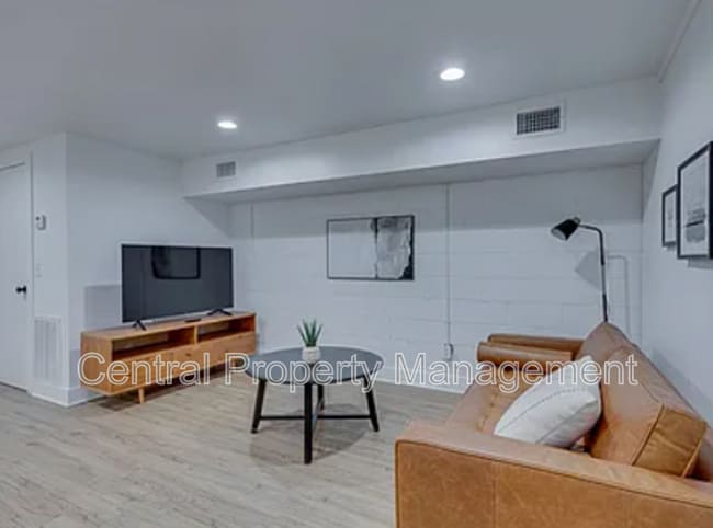 Building Photo - 1126 N Hwy 25 Bypass