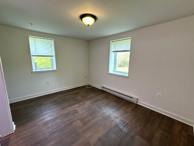 Building Photo - Quaint Single Family Home in Manchester