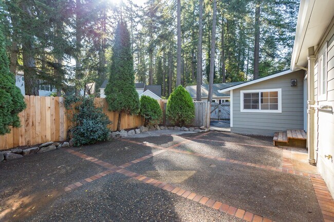Building Photo - Gorgeous Lake Oswego Remodeled Cottage