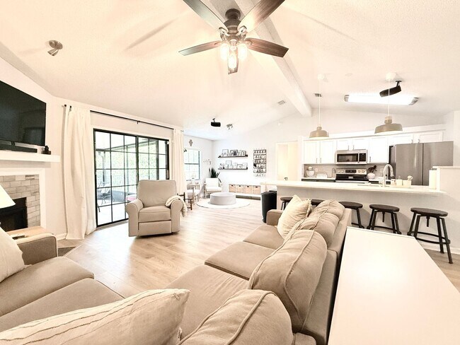 Building Photo - Stylish 4BR Home Minutes from Everything