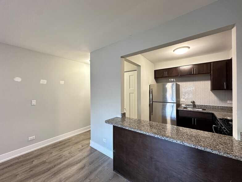 Building Photo - 533 W Surf St