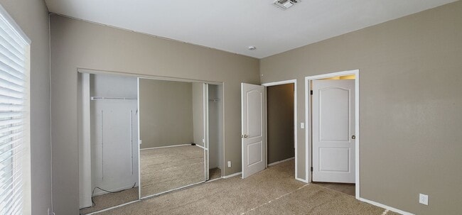 Building Photo - 1900 N Torrey Pines Dr