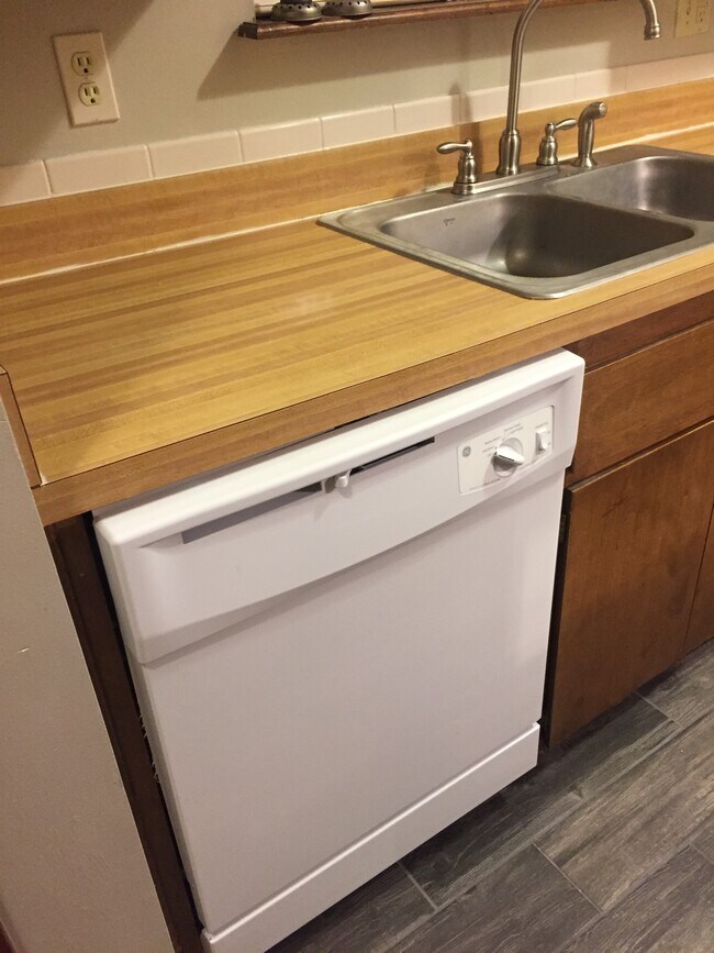 Brand New Dishwasher - 3014 Eaton St