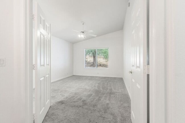 Building Photo - Enjoy an open floor plan with all appliances!