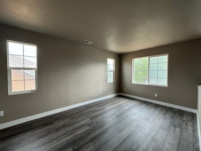 Building Photo - 5 Bedroom 3.5 Bathroom Home in Willowalk Community