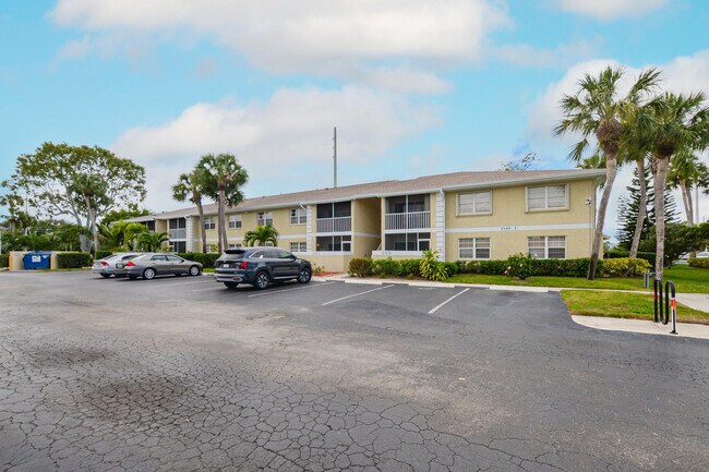 Building Photo - 1540 SE Royal Green Cir