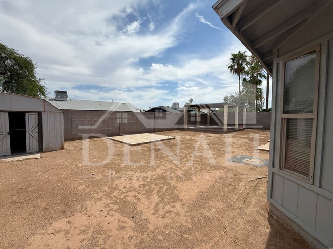Building Photo - 10921 W Sells Dr